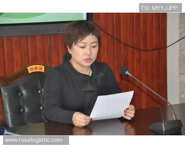 暗色头像下的足球明星女孩展现不一样的青春风采与梦想追逐