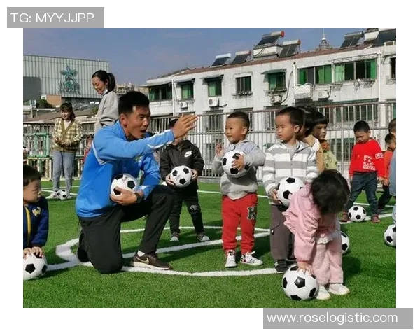 足球明星与孩子们的亲密时光揭秘那些陪伴小孩的球场英雄们